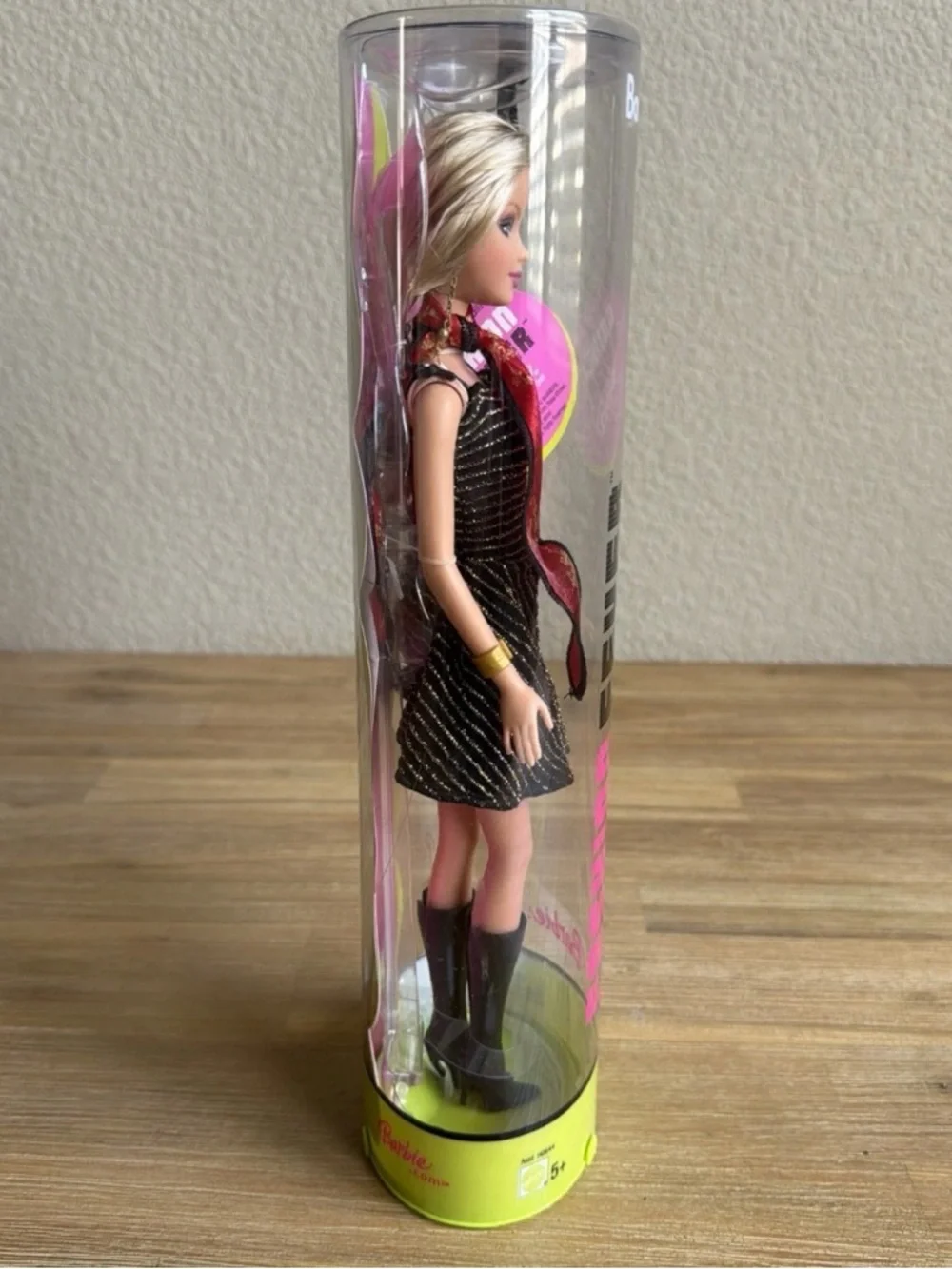 Fashion Fever Barbie Mattel 2004 H0866 Black Gold Dress Red Scarf Knee High Boot
